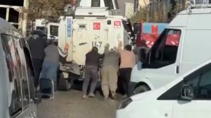 Hakkari’de zırhlı araç yolda mahsur kaldı: Yardımına etraftakiler koştu