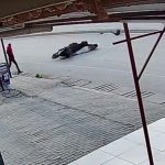 Hatay’da başıboş sokak köpeğine çarpan motorcu metrelerce sürüklendi