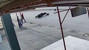 Hatay’da başıboş sokak köpeğine çarpan motorcu metrelerce sürüklendi