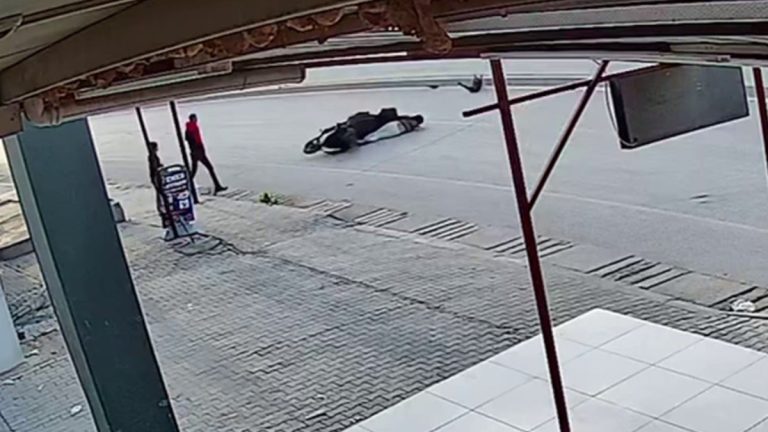 Hatay’da başıboş sokak köpeğine çarpan motorcu metrelerce sürüklendi