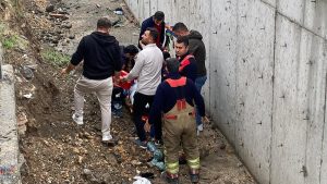 Hatay’da hafif ticari aracın çarptığı genç kadın, kanala düştü