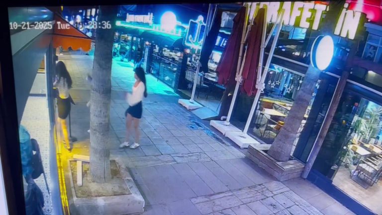 Hatay’da kafeye gelenler cam kapıyı fark etmeyerek çarptı