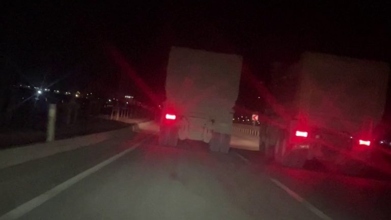 Hatay’da kamyonların 100’ü bulan süratle yarışı kamerada