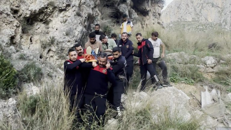 Hatay’da kayalıklardan düşen şahıs yaralandı