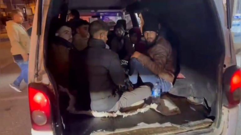 Hatay’da minibüs bagajında 9 kaçak göçmen yakalandı
