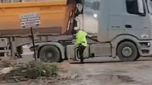 Hatay’da polis memuru, yoldaki çukuru kürekle kapattı