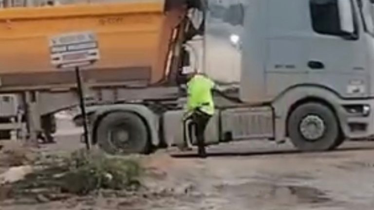 Hatay’da polis memuru, yoldaki çukuru kürekle kapattı