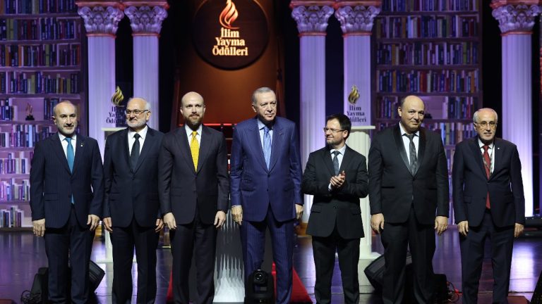 İlim Yayma Ödülleri düzenlenen törenle sahiplerini buldu