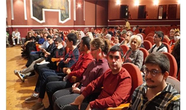 İş hayatına hazırlanan nöroçeşitli gençlerin mezuniyet sevinci