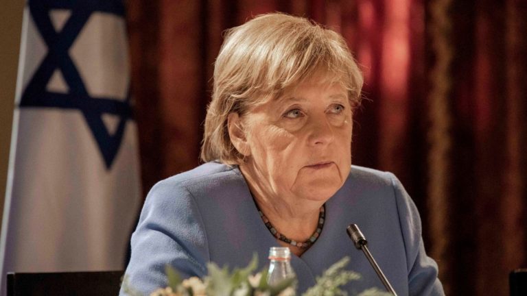 İsrail’den Merkel’e fahri doktora