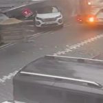 İstanbul Esenyurt’ta iş makinesinin üzerine devrildiği araçlar hasar aldı