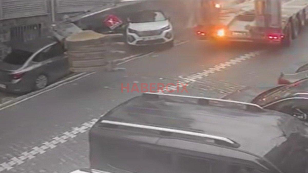 İstanbul Esenyurt’ta iş makinesinin üzerine devrildiği araçlar hasar aldı