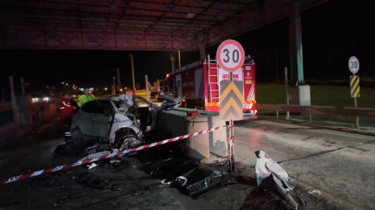 İstanbul Tuzla’da gişelere saplanan arabanın şoförü öldü