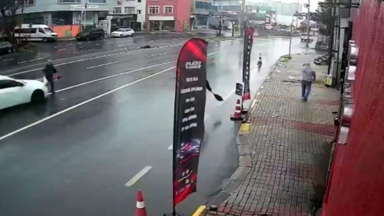 İstanbul’da alışverişten dönerken araba çarptı