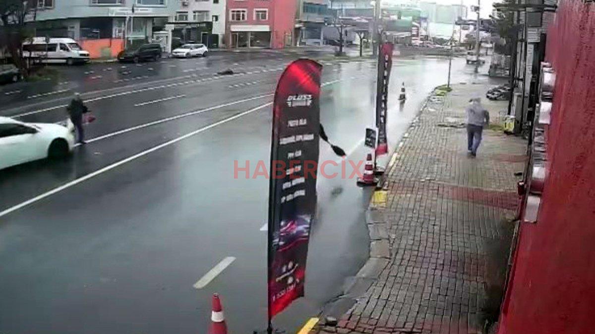 İstanbul’da alışverişten dönerken araba çarptı