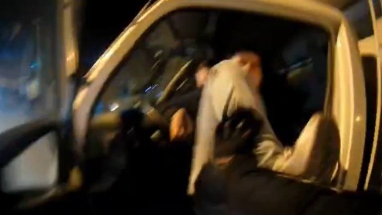 İstanbul’da ‘canım sıkkın’ diyen kamyon sürücüsü, motosikletliyi darbetti