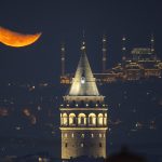 İstanbul’da hilal ile Galata Kulesi birebir karede