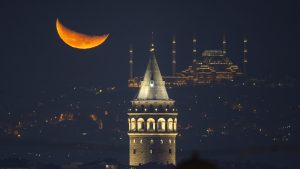 İstanbul’da hilal ile Galata Kulesi birebir karede