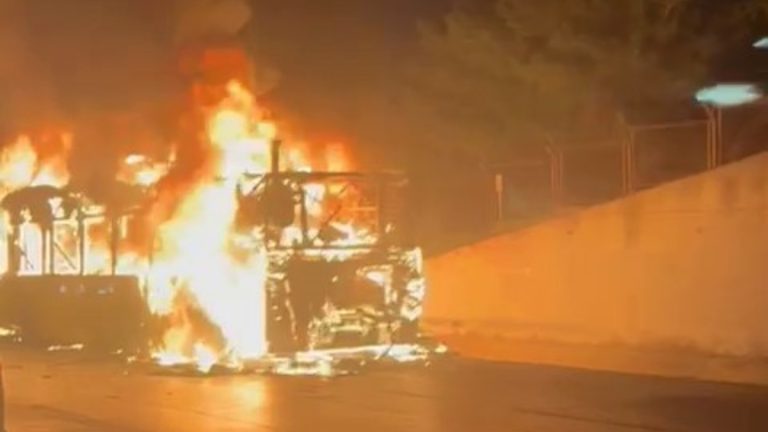 İstanbul’da İETT otobüsü alev topuna döndü: Kullanılamaz hale geldi