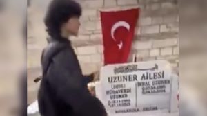 İstanbul’da İkbal Uzuner’in mezarına yönelik çirkin saldırıda bulunan 3 şahıs tutuklandı