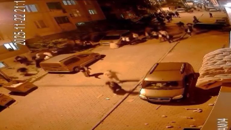 İstanbul’da iki küme ortasındaki taşlı ve sopalı arbede kameraya yansıdı