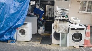 İstanbul’da iş yeri mühürlenen esnaf ile zabıtalar ortasında yaşanan gerginlik kamerada