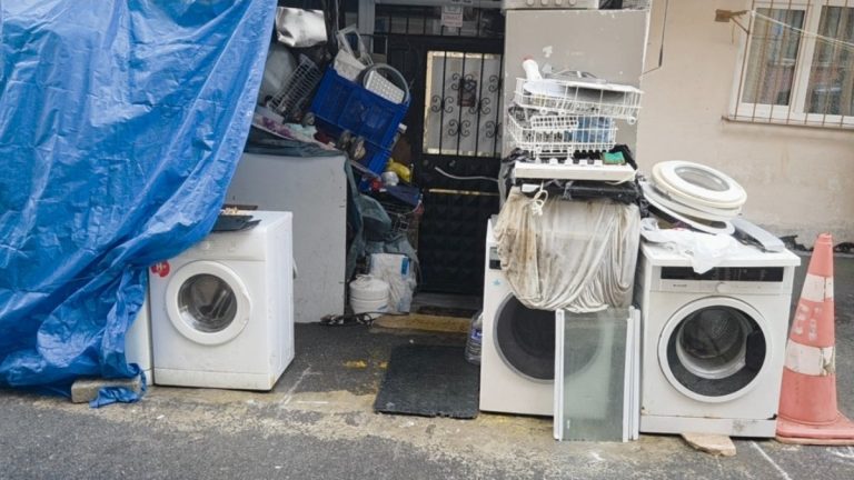 İstanbul’da iş yeri mühürlenen esnaf ile zabıtalar ortasında yaşanan gerginlik kamerada