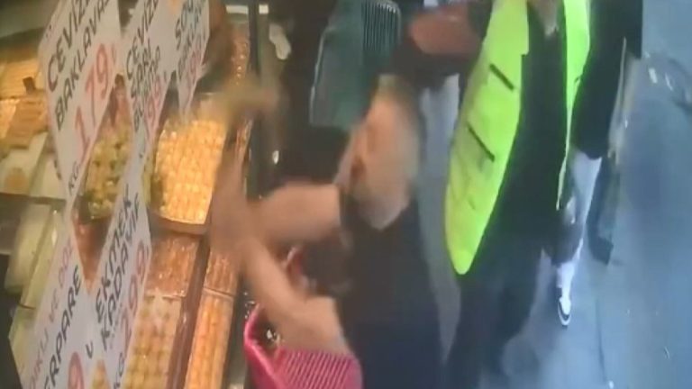 İstanbul’da iş yerinin önünde yapılan temizlikten rahatsız oldu: Çekiçle saldırdı