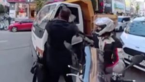 İstanbul’da kornaya basan sürücüyü evvel uyardı sonra darbetti