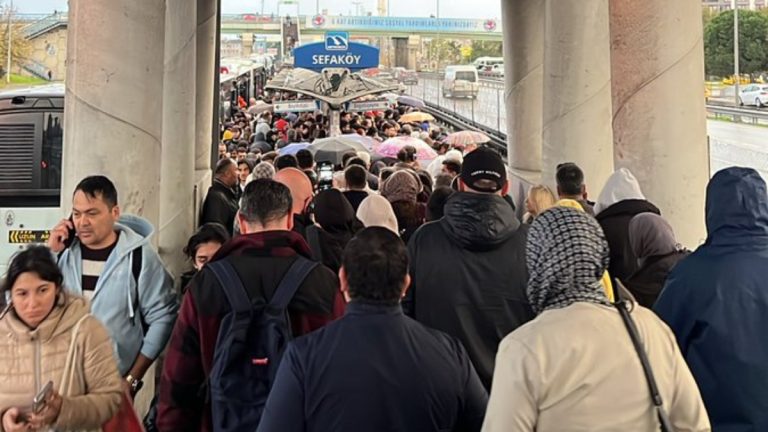 İstanbul’da metrobüs seferleri durdu