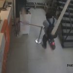 İstanbul’da mevtten kıl hissesi kurtuldu: Kalas kesimi, yoldan geçen vatandaşın üzerine düştü