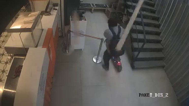 İstanbul’da mevtten kıl hissesi kurtuldu: Kalas kesimi, yoldan geçen vatandaşın üzerine düştü