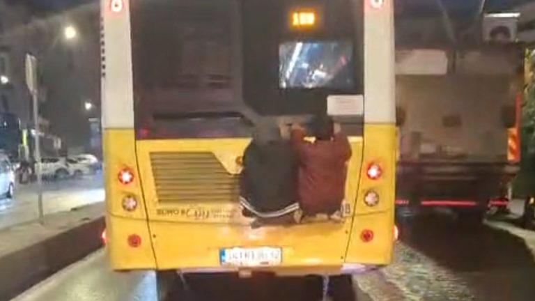 İstanbul’da otobüsün gerisinde tehlikeli seyahat kamerada