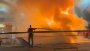 İstanbul’da otomobil akaryakıt istasyonuna daldı: 2 otomobil küle döndü