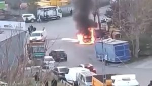 İstanbul’da park halindeki araç alev topuna döndü