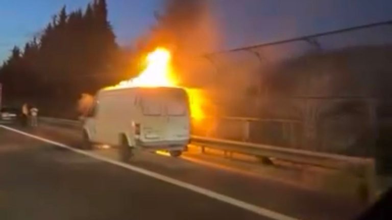 İstanbul’da seyir halindeki minibüs alev aldı
