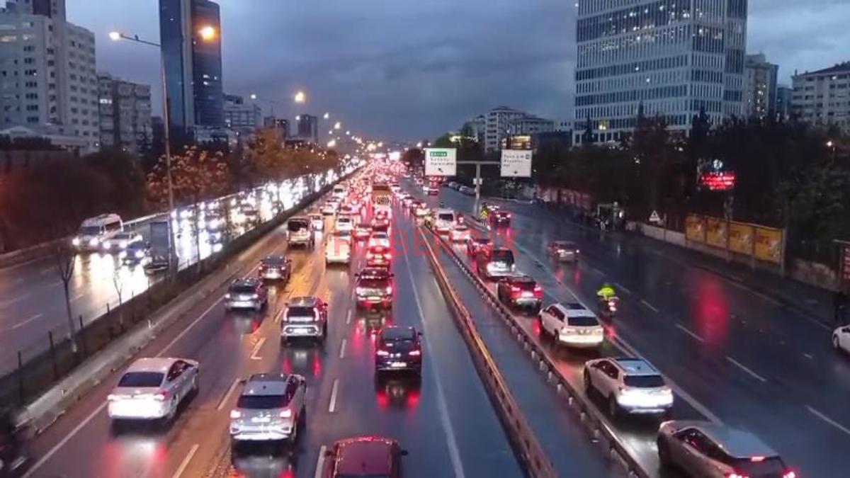 İstanbul’da yağış trafik yoğunluğu getirdi