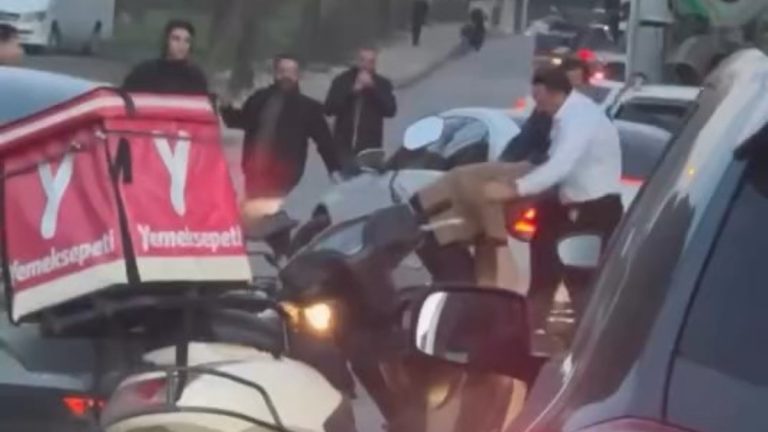 İstanbul’da yol verme tartışmasında motosikletli kurye öldüresiye darbedildi