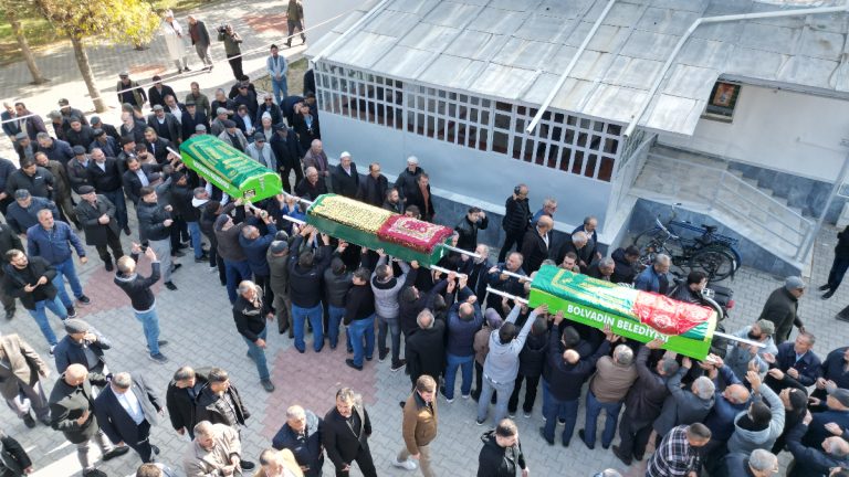 İstanbul’da zehirlenerek ölen anne ve 2 çocuğu toprağa verildi