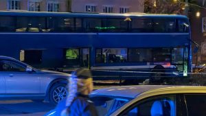 İsveç’te otobüs durağa daldı: Ölü ve yaralılar var