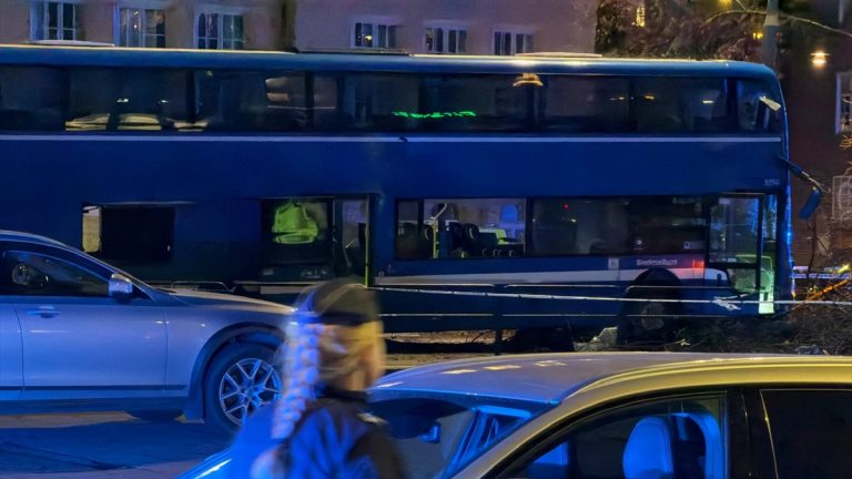 İsveç’te otobüs durağa daldı: Ölü ve yaralılar var