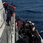 İzmir açıklarında 64 sistemsiz göçmen kurtarıldı