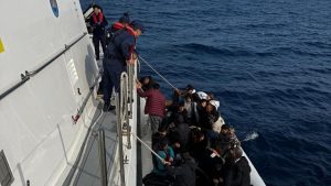 İzmir açıklarında 64 sistemsiz göçmen kurtarıldı