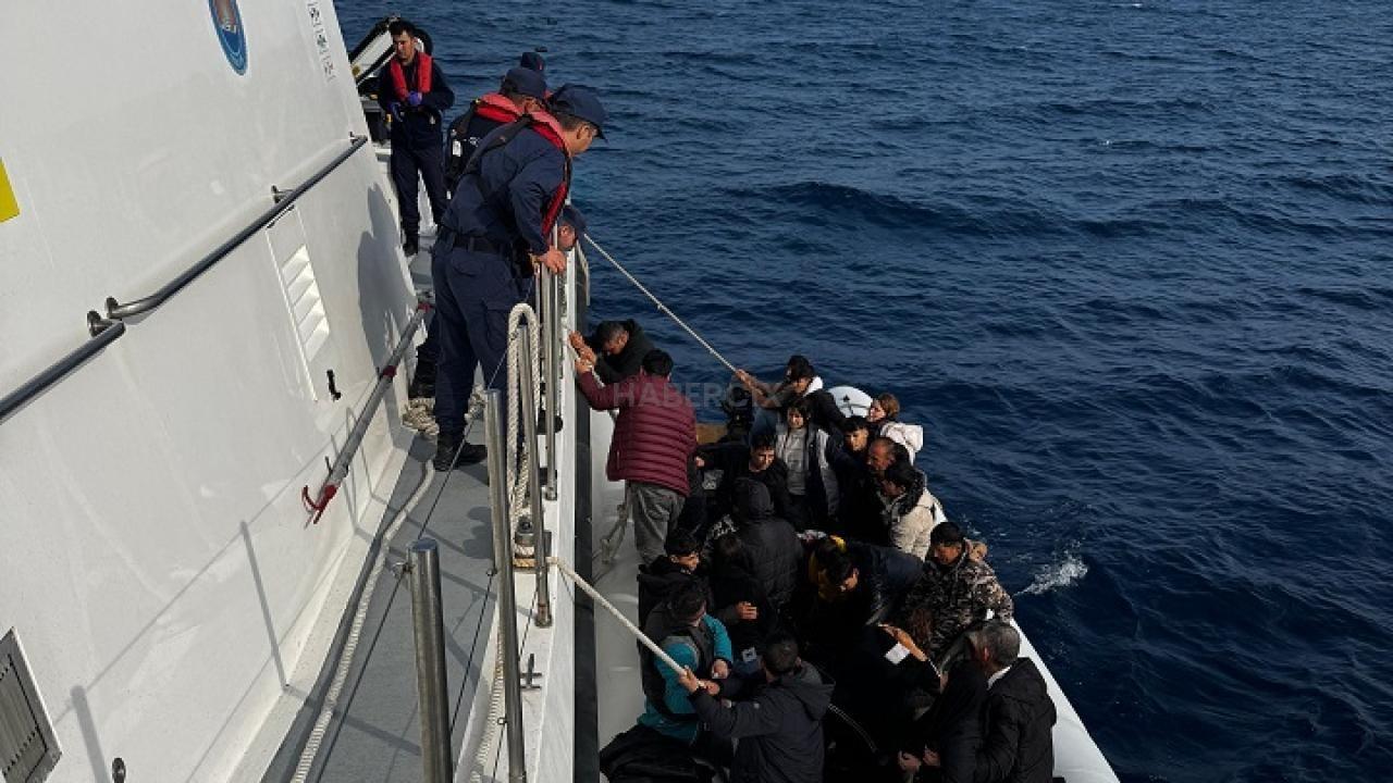 İzmir açıklarında 64 sistemsiz göçmen kurtarıldı