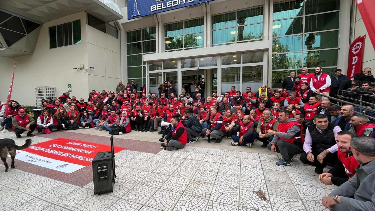 İzmir Büyükşehir Belediyesi işçilerinden oturma eylemi