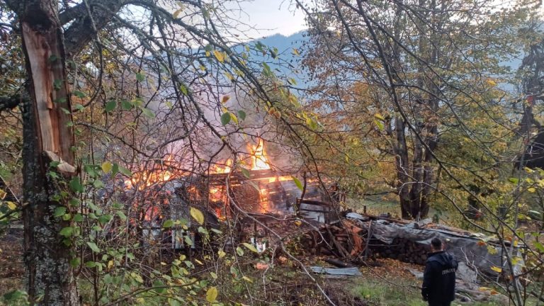 Karabük’te ahşap evde yangın: 5 kişi dumandan etkilendi