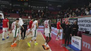 Karşıyaka Erkek Basketbol Ekibi, galibiyeti unuttu