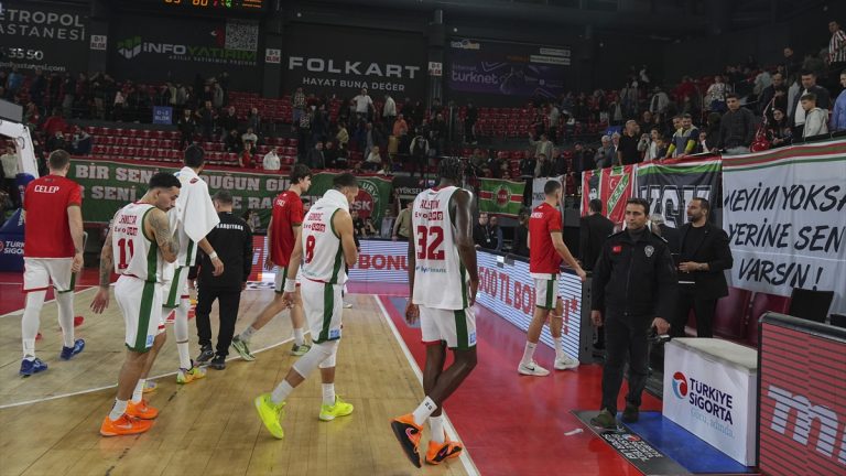Karşıyaka Erkek Basketbol Ekibi, galibiyeti unuttu