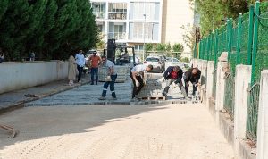 Karşıyaka’da okul etraflarında yol bakım çalışması
