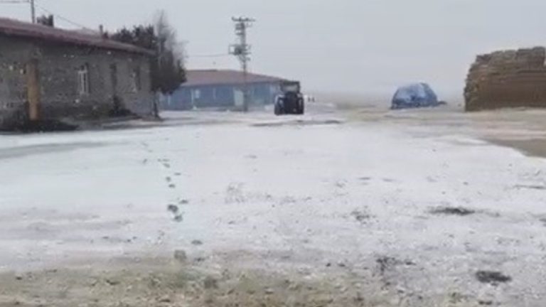 Kars’ta yüksek bölümlere kar yağdı